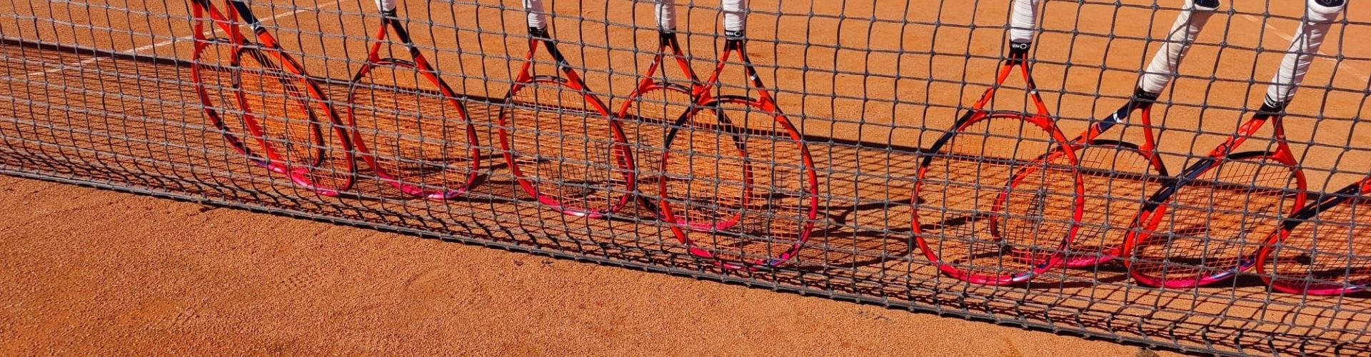 Tenisschläge angelehnt ans Tennisnetz